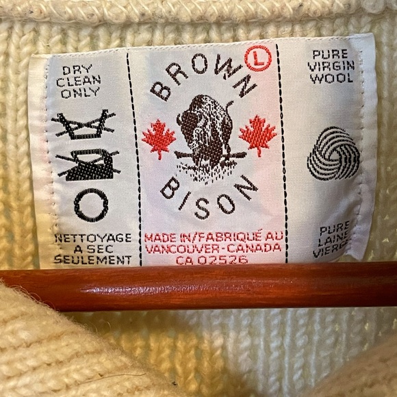 Pure Virgin Wool sweater made in Canada - Picture 1 of 2